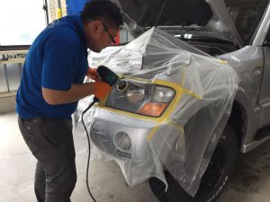 8パジェロ・ヘッドライトクリーニング中