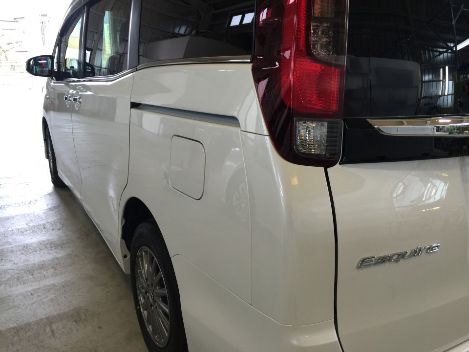 エスクァイアにプレミアムコーティング・助手席側後方より