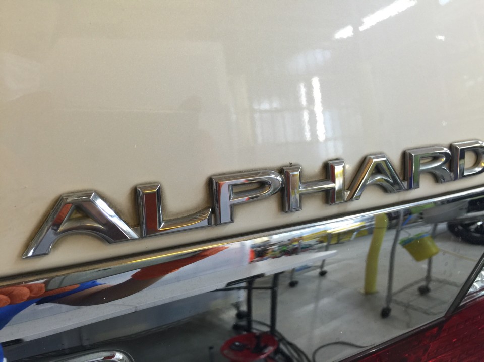 アルファード10系・エンブレムクリーニング前