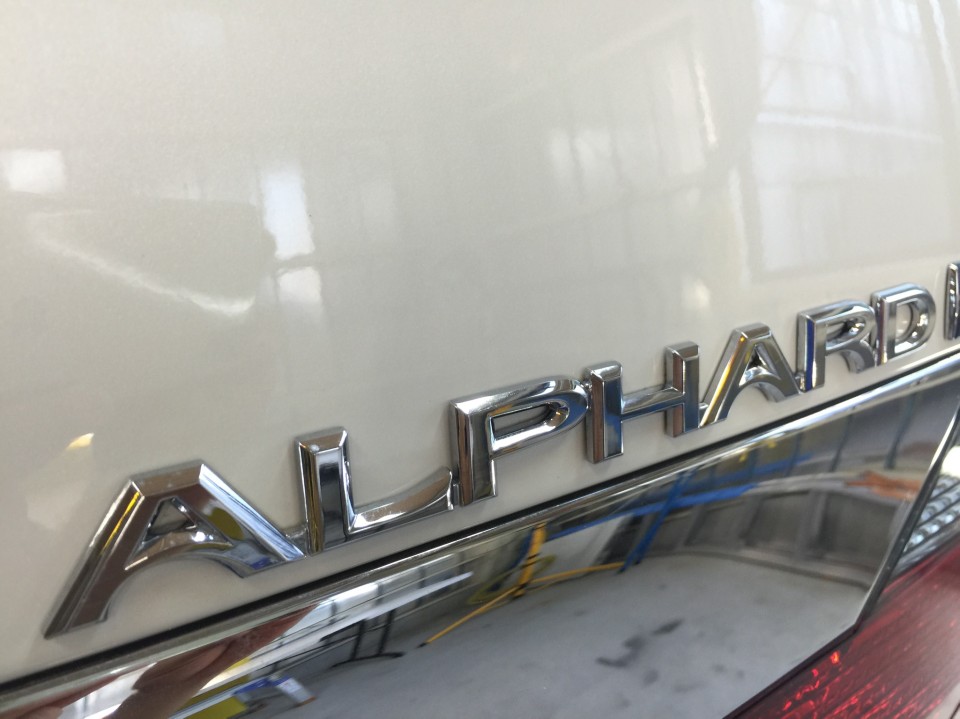 アルファード10系・エンブレムクリーニング後