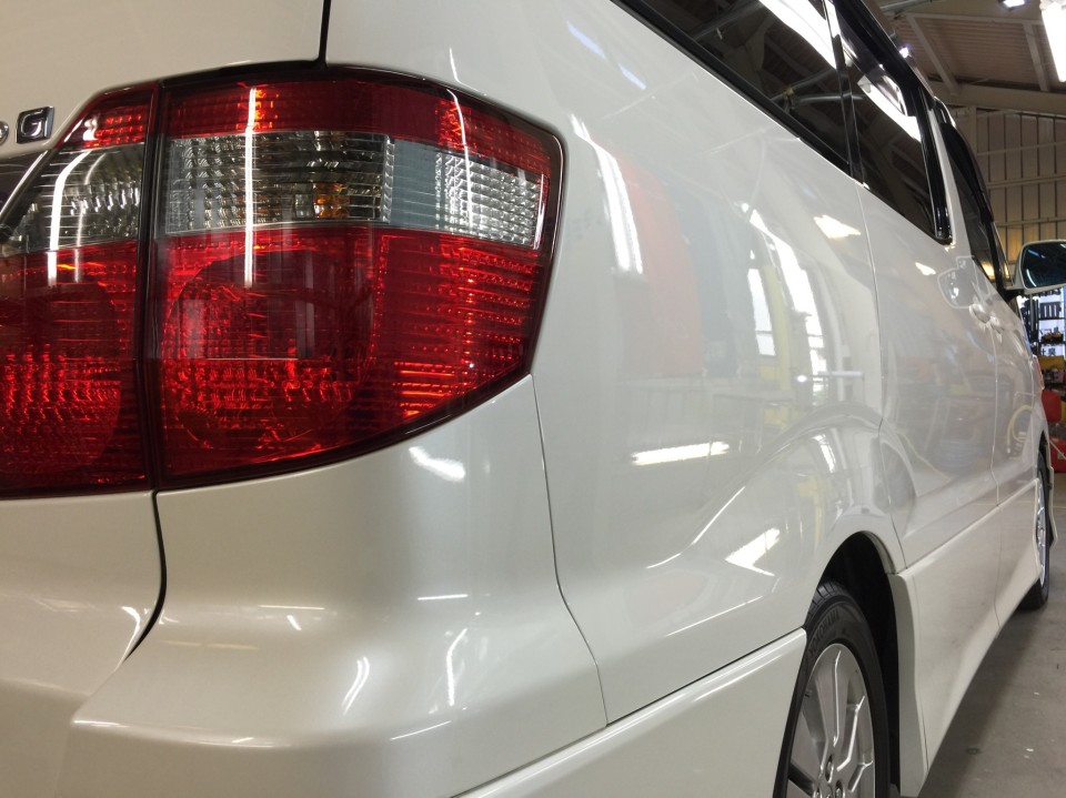 アルファード10系・ガラスコーティング・運転席側テールレンズ付近