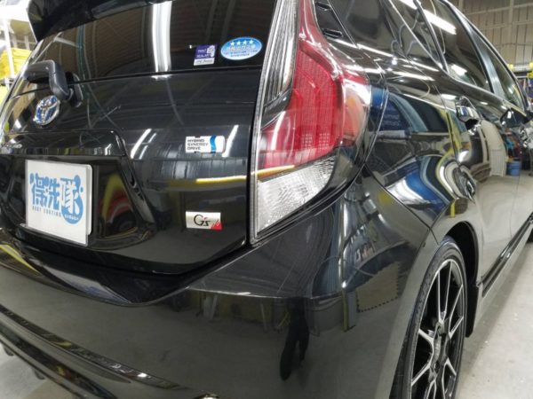 アクア・スタンダードコーティング施工後の運転席側テール付近