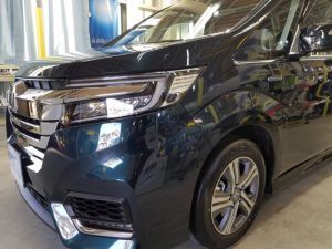 ステップワゴン・プレミアムコーティング施工後の助手席ヘッドライト付近