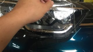 キャプチャー・ヘッドライトプロテクションフィルム施工中