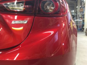 アクセラ・プレミアムコーティング後のリアエンブレム2