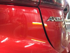 アクセラ・プレミアムコーティング後のリアエンブレム