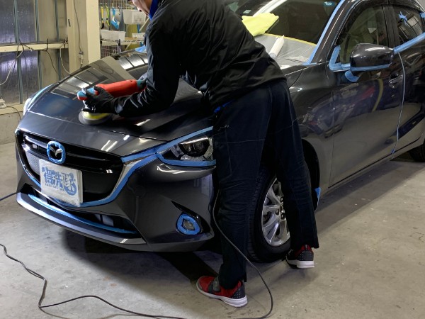 デミオ・プレミアムコーティングの研磨中・ボンネット