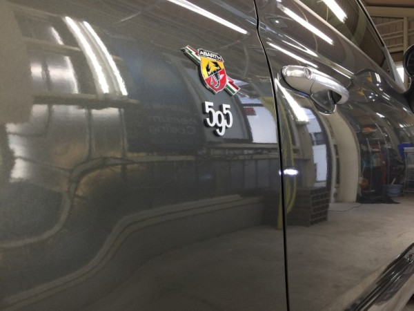 アバルト595・エシュロンナノフィル施工後の右ドア付近エンブレム