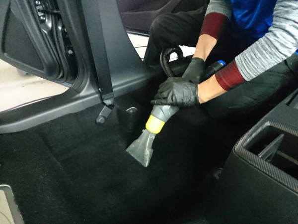 デミオ・プレミアム車内クリーニング・カーペットをクリーニング中