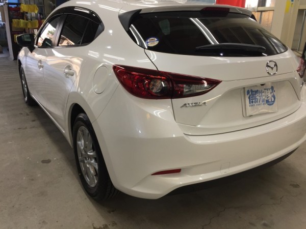 アクセラ・白・プレミアムコーティング・助手席側後方より