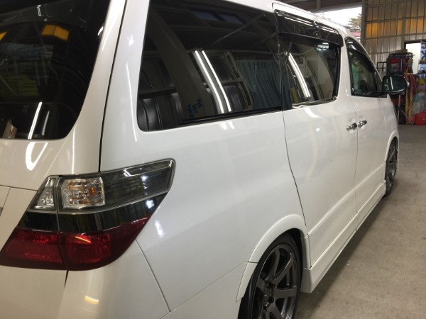 ヴェルファイア・スタンダードコーティング後の右クォーターパネル付近