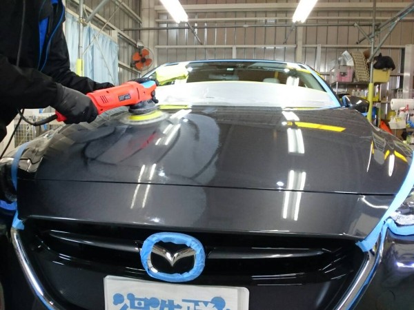 デミオ・プレミアムコーティングの研磨中・ボンネット2