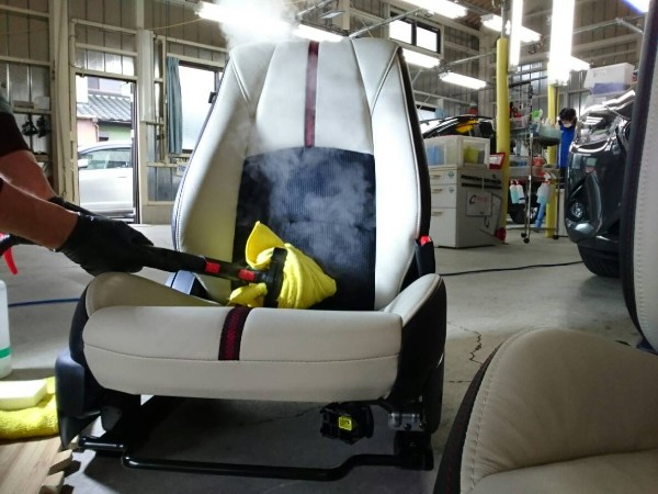 デミオ・プレミアム車内クリーニング・シートクリーニング中3