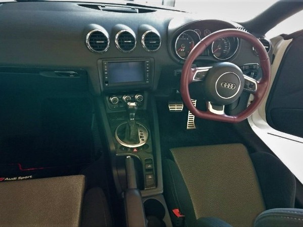 アウディTT・プレミアム車内クリーニング後の運転席