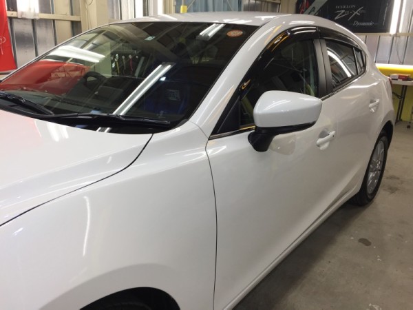 アクセラ・白・プレミアムコーティング後の助手席側フェンダー周辺