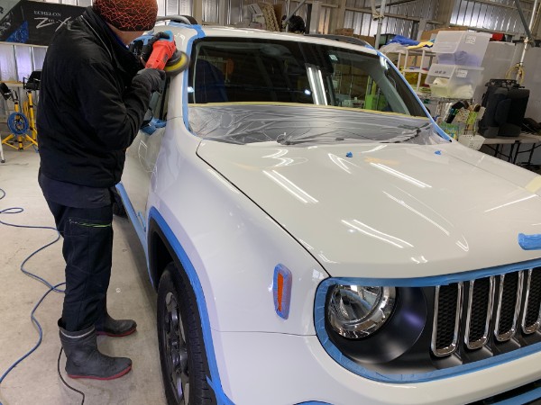 レネゲード・プレミアムコーティング施工中・Aピラーを研磨2