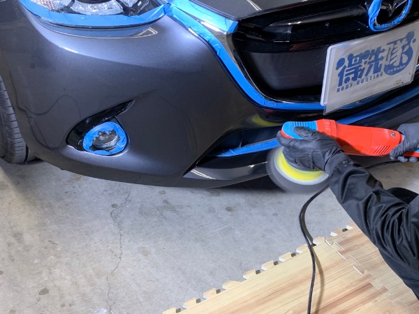 デミオ・プレミアムコーティングの研磨中・フロントバンパー