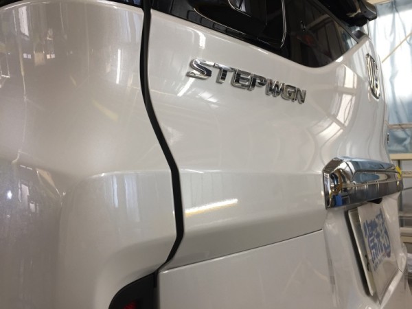 ステップワゴン・プレミアムコーティング施工後のリアエンブレム