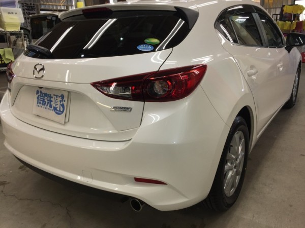 アクセラ・白・プレミアムコーティング・運転席側後方より