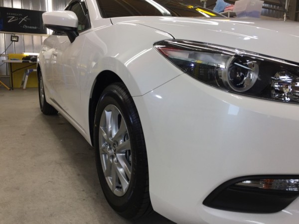 アクセラ・白・プレミアムコーティング後の運転席側ヘッドライト周辺