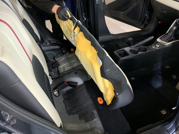 デミオ・プレミアム車内クリーニング・後席外し中