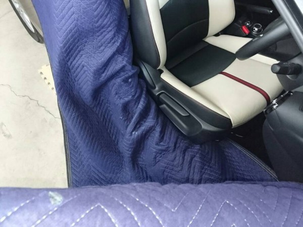 デミオ・プレミアム車内クリーニング・運転席取り外し前の養生