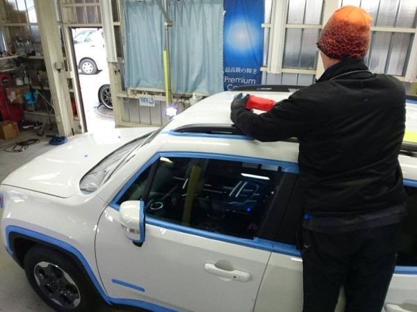 レネゲード・プレミアムコーティング施工中・ルーフを研磨