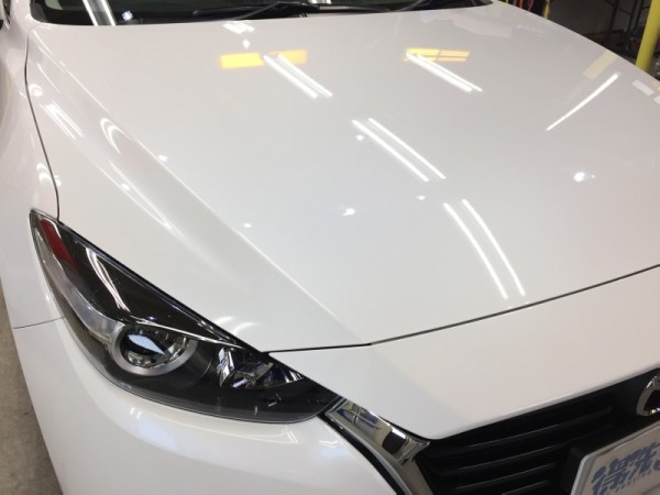 アクセラ・白・プレミアムコーティング後のボンネット2