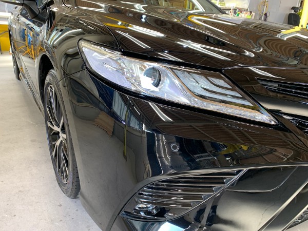 カムリ・プレミアムコーティング右ヘッドライト付近