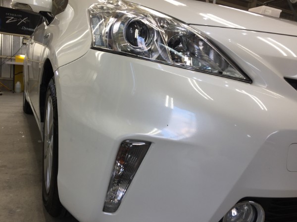 プリウスα・プレミアムコーティング後の右へどっどライト付近