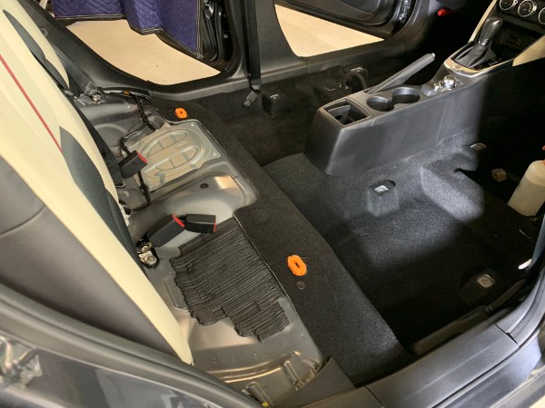 デミオ・プレミアム車内クリーニング・シートを取り外し