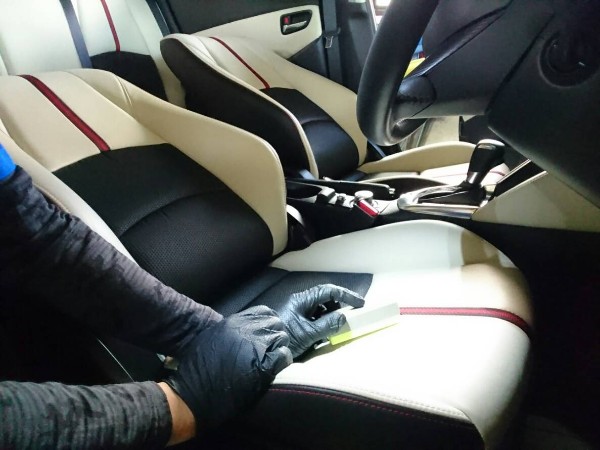 デミオ・レザーコーティング施工中2