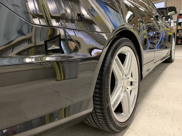 メルセデスベンツE・プレミアムコーティング後の右後輪付近