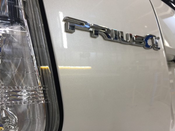 プリウスα・プレミアムコーティング後のエンブレム