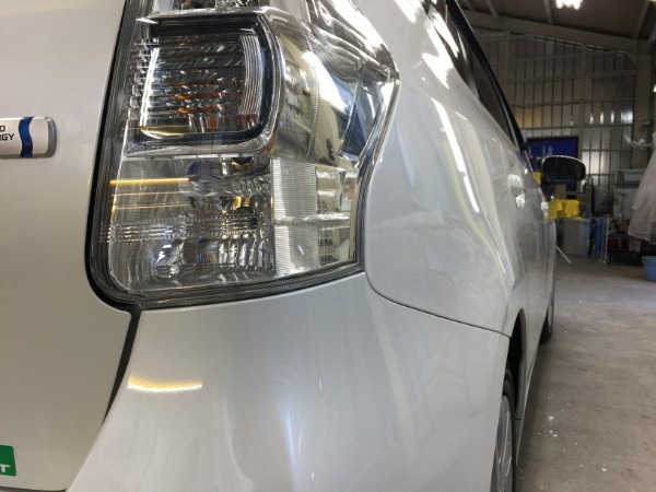 プリウスα・プレミアムコーティング後の右テール付近