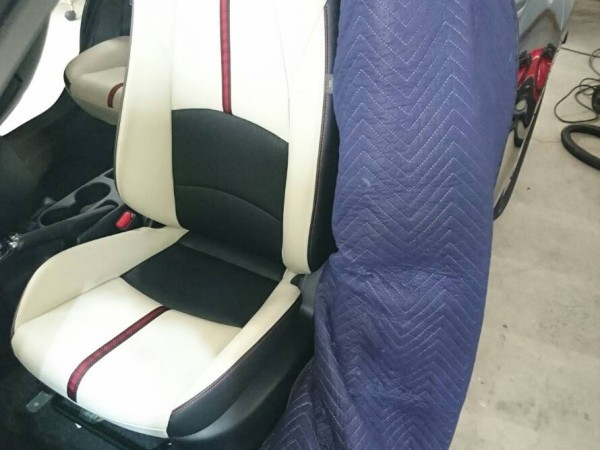 デミオ・プレミアム車内クリーニング・助手席外し前の養生