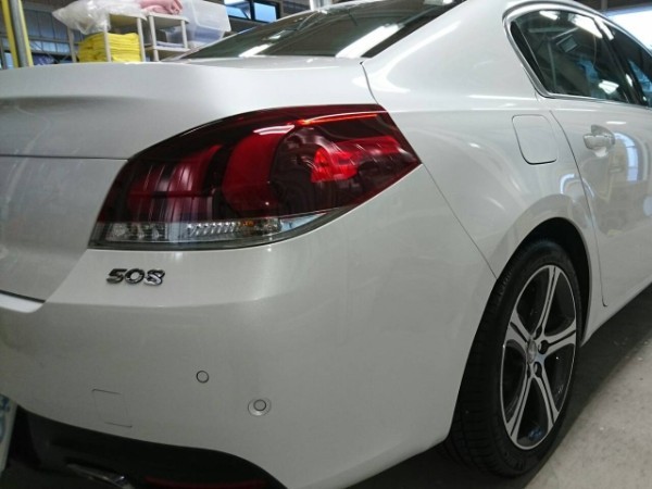 プジョー508・エシュロンニューバージョン施工後の右テール付近