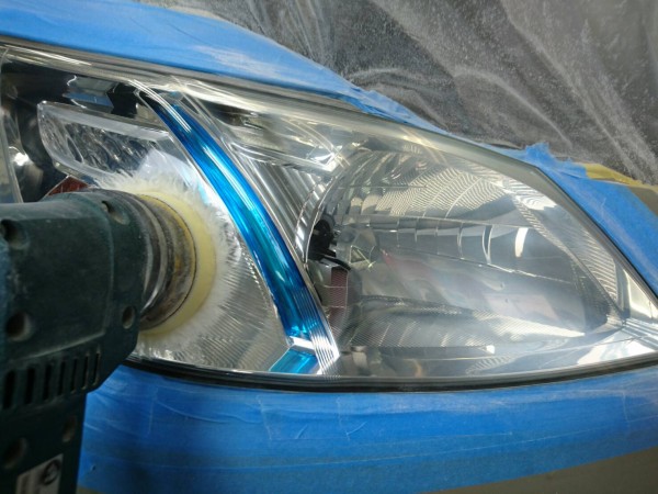 エクシーガ・ヘッドライト研磨中・コンパウンド