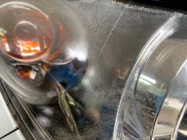 エリシオン・ヘッドライトクリーニング前2