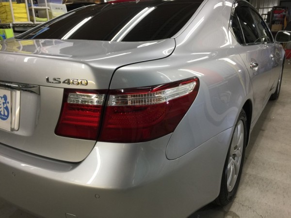 レクサスLS・リアルグラスコート後の運転席側テール付近