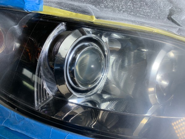 エリシオン・ヘッドライトクリーニング中