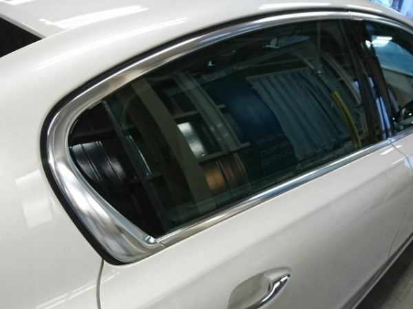 プジョー508・窓ガラスコーティング施工後の右後席窓