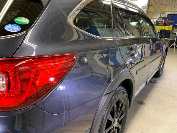 アウトバック・プレミアムコーティングのメンテナンス後の右クォーター付近