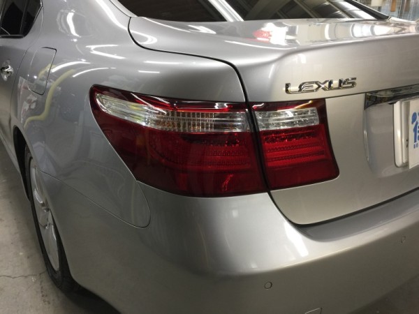 レクサスLS・リアルグラスコート後の助手席側テール付近