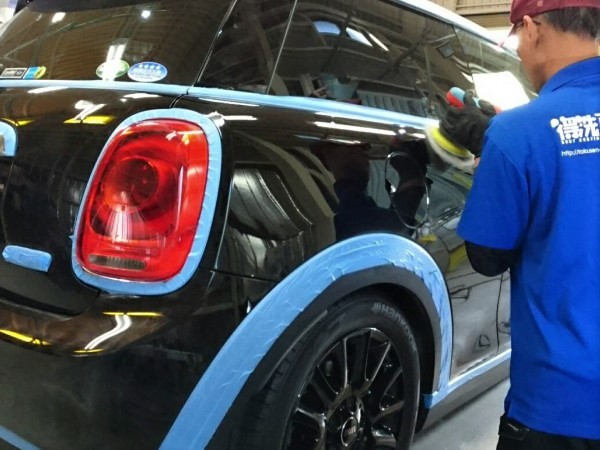 ミニ・ハイドロフィニッシュ施工中・右クォーター付近研磨