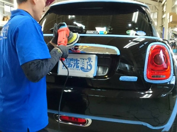 ミニ・ハイドロフィニッシュ施工中・リアゲート研磨