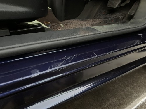 ドアステップの蹴りキズ