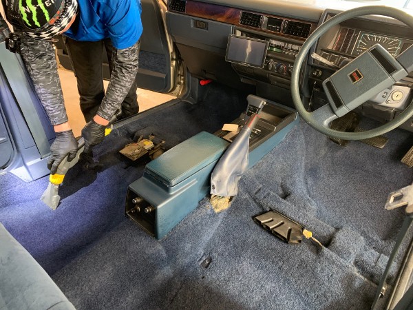 Y30セドリック・プレミアム車内クリーニング・カーペット洗浄中