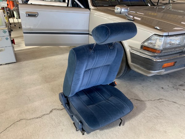 Y30セドリック・プレミアム車内クリーニング中