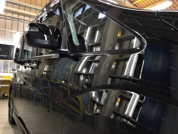 ステップワゴン・プレミアムコーティング後の右フェンダー付近